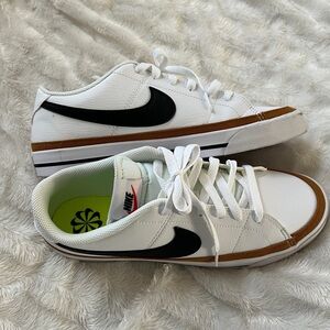 Nike court legacy LIKE NEW shoes, worn once size 11 women’s
